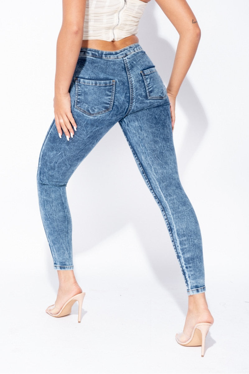 High-Waisted Knee-Slashed Jeans for Women – Trendy Denim Pants for Streetwear Outfits and Everyday Wear