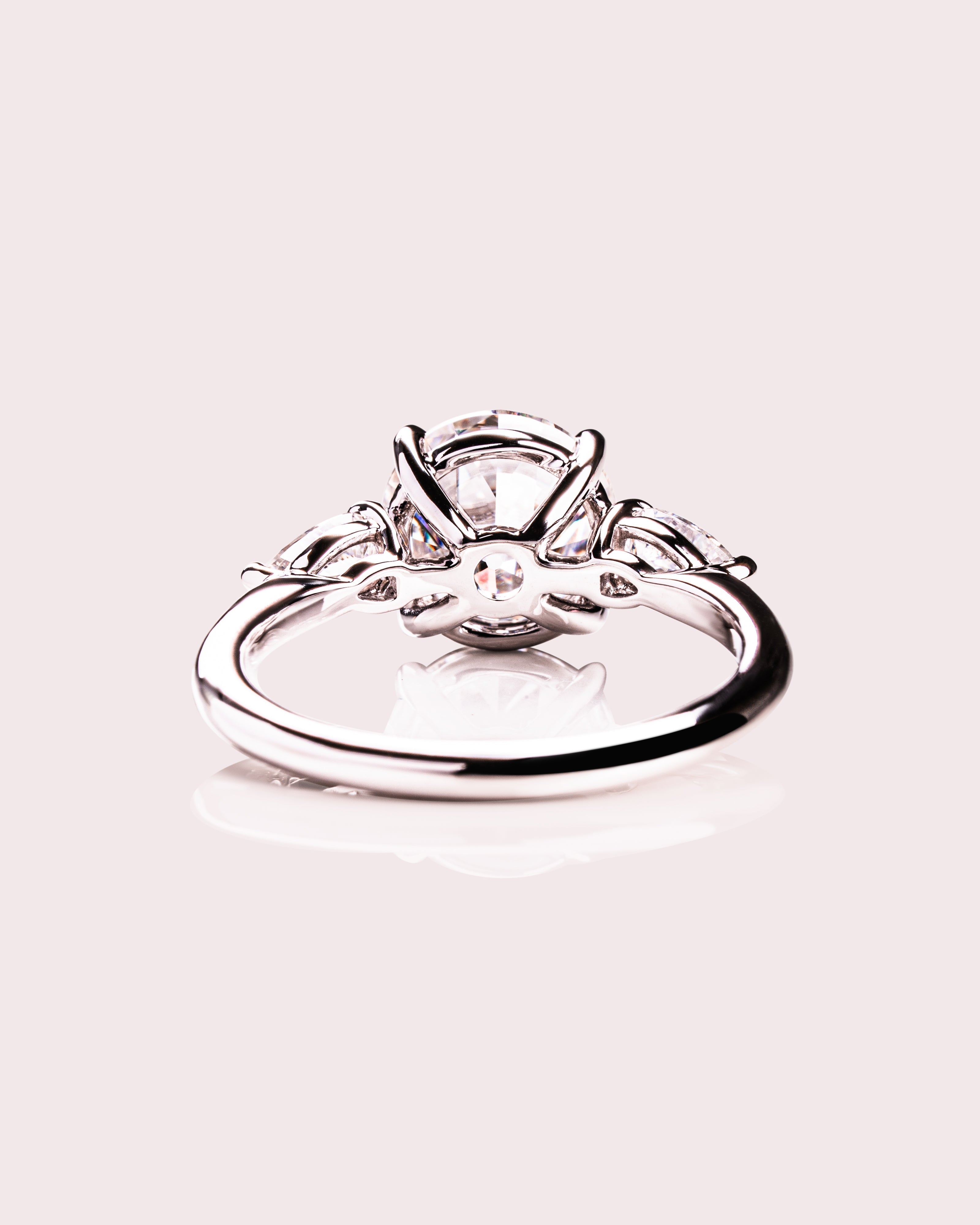 Round and Pear-Shaped Moissanite Engagement Ring – Brilliant, Ethical & Timeless