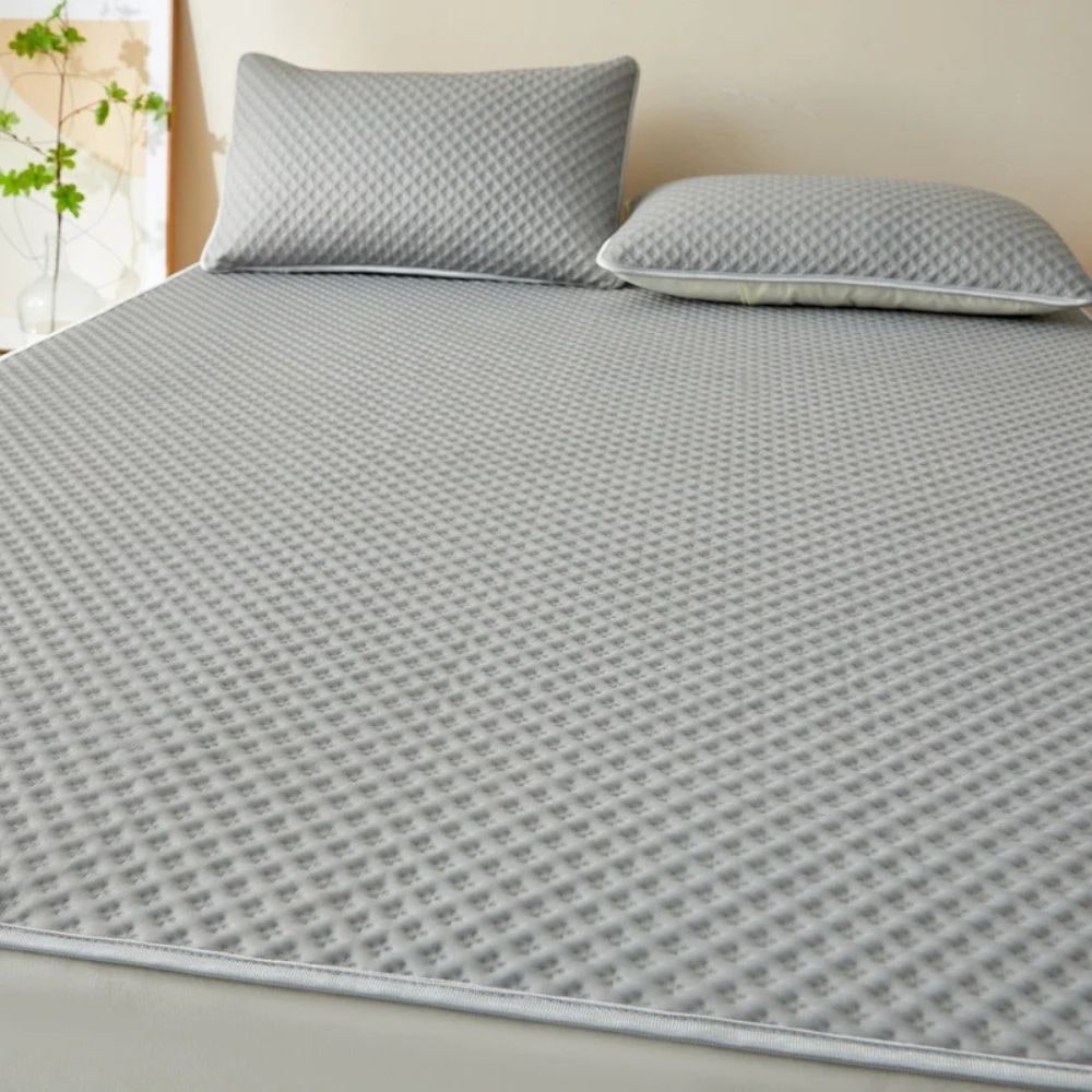 Cooling Mattress Topper Pad with Quilted Diamond Pattern for Queen - Image 3