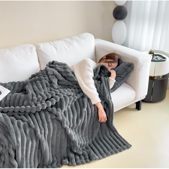 Luxury Faux Fur Throw Blanket with Soft Fleece Reverse and Matching Pillowcase - Image 10