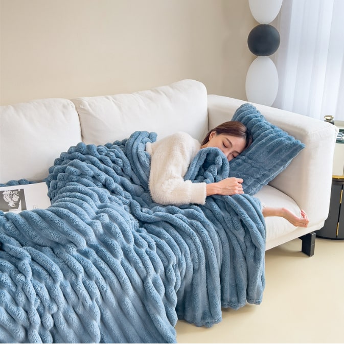Luxury Faux Fur Throw Blanket with Soft Fleece Reverse and Matching Pillowcase - Image 4