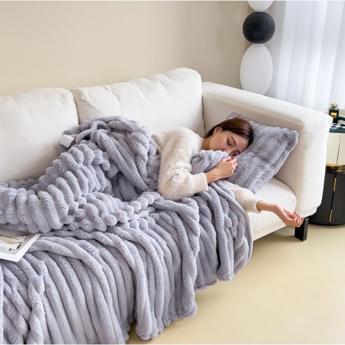 Luxury Faux Fur Throw Blanket with Soft Fleece Reverse and Matching Pillowcase - Image 8