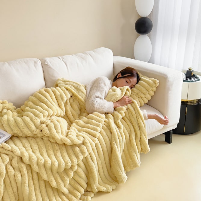 Luxury Faux Fur Throw Blanket with Soft Fleece Reverse and Matching Pillowcase - Image 9