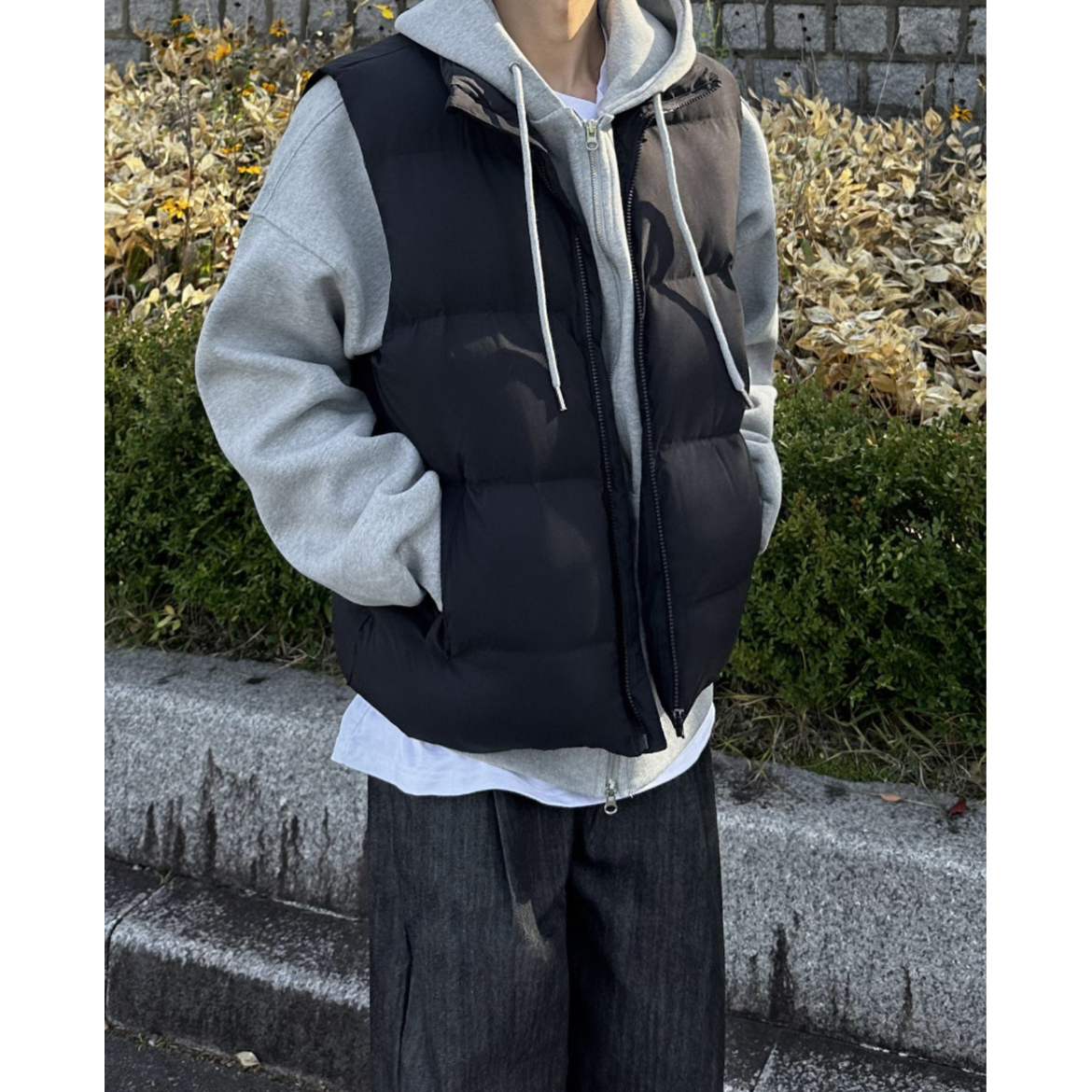 Men's Sleeveless Puffer Vest with Zip Closure and Side Pockets - Image 1