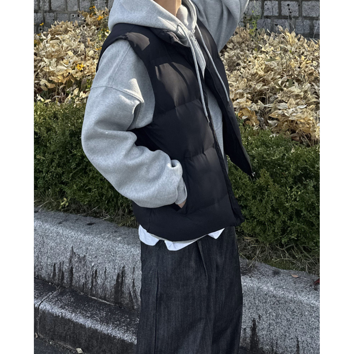 Men's Sleeveless Puffer Vest with Zip Closure and Side Pockets - Image 2