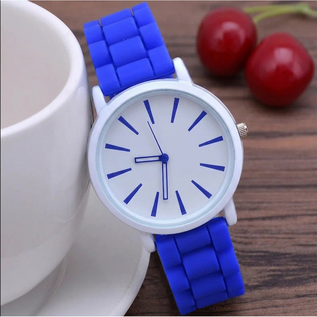 Minimalist Analog Watch with Textured Silicone Strap - Image 11