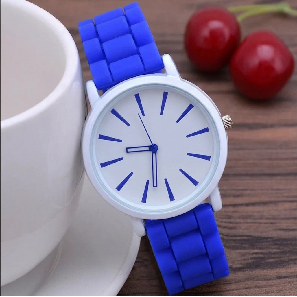 Minimalist Analog Watch with Textured Silicone Strap - Image 11