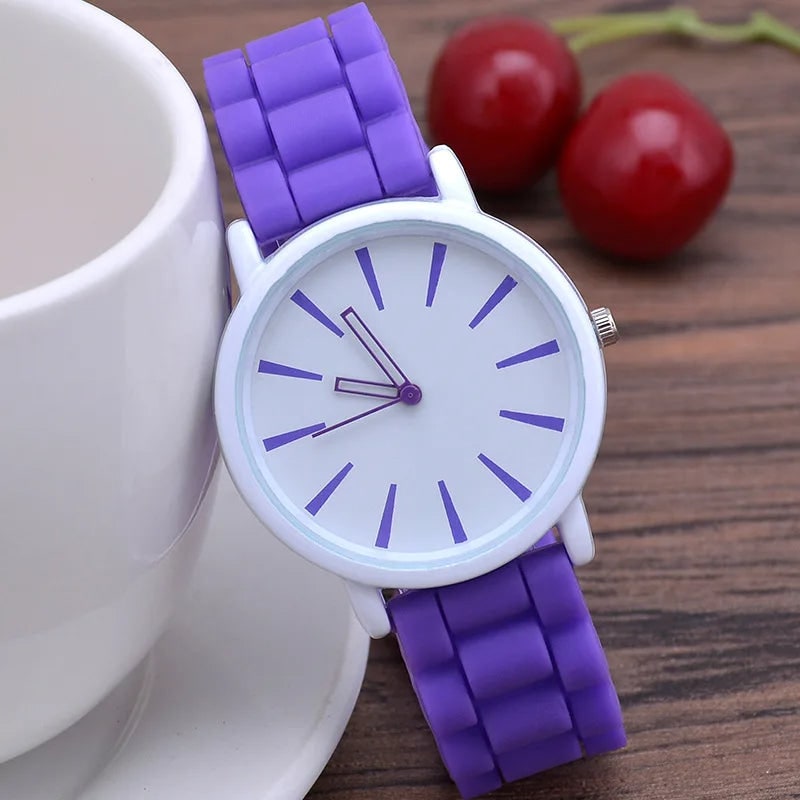 Minimalist Analog Watch with Textured Silicone Strap - Image 3